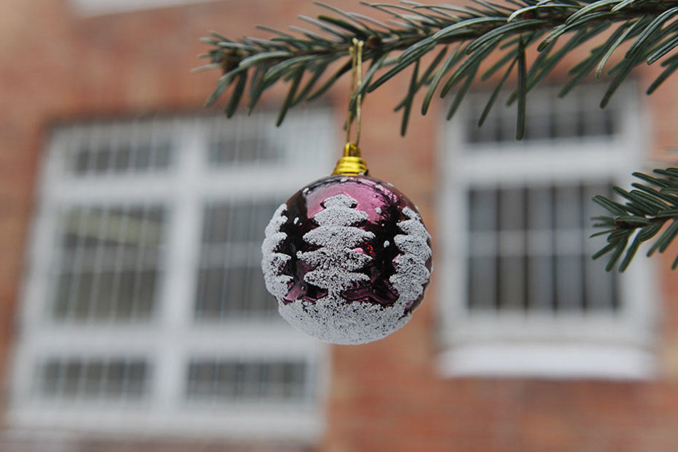 Eine Weihnachtskugel hängt vor einem Berliner Gefängnis. (Symbolbild)