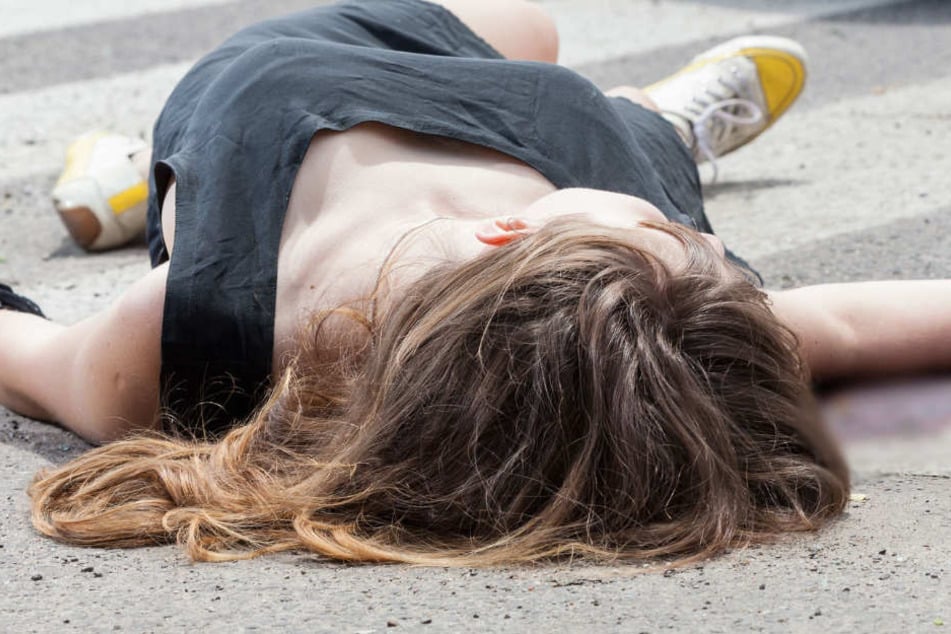 Die Frau wurde mit schwersten Verletzungen auf der Straße gefunden. (Symbolbild)