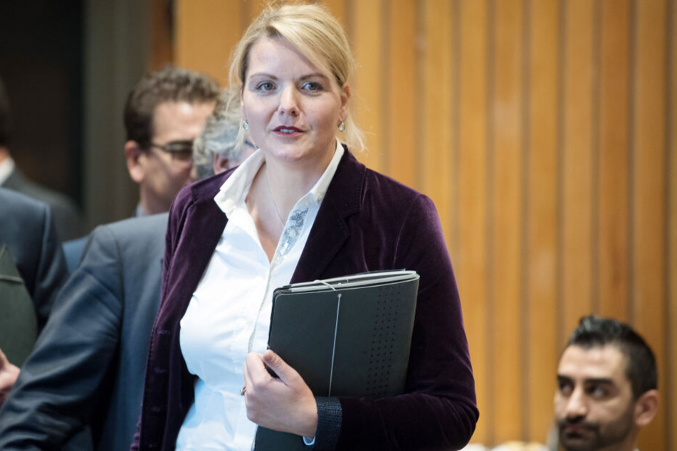 Christina Schulze Föcking (CDU), ehemalige nordrhein-westfälische Agrarministerin, kommt in den Saal des Untersuchungsausschusses des Landtages.