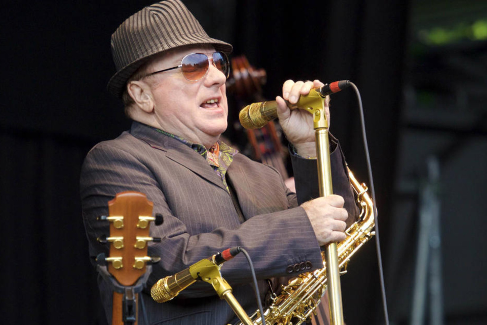 Sir Van Morrison (71), muss es korrekterweise
heißen. Der Songschreiber, Sänger, Gitarrist und Saxofonist wurde vergangenes
Jahr von der Queen geadelt.