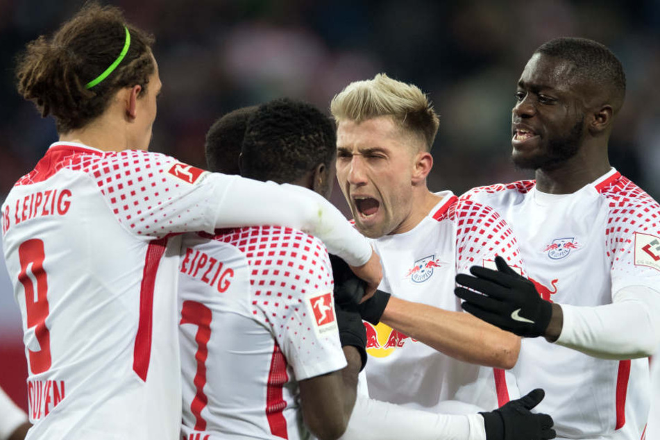 Jubeltraube beim 1:1. Poulsen, Bruma, Kampl und Upamecano feiern Torschütze Keita.