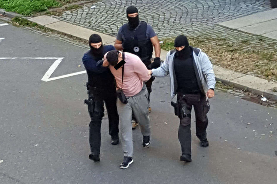 19. Oktober 2017, kurz nach 11.30 Uhr: SEK-Beamte haben Christopher F. (25) festgenommen, bringen ihn zurück zu seiner Wohnung an der Ludwig-Kirsch-Straße.