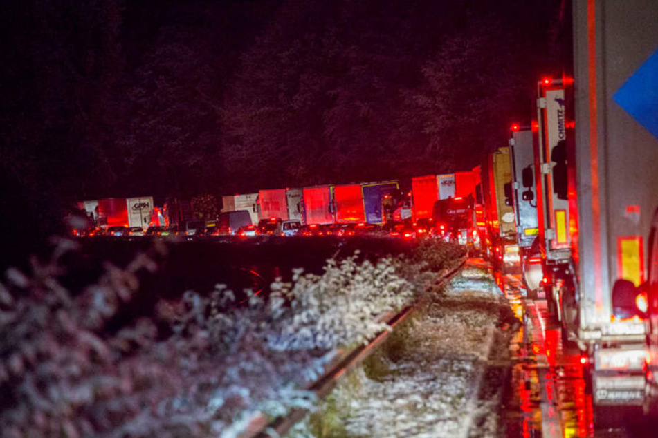 Auf Sachsens Straßen herrschte bereits am Mittwoch Chaos, hier auf den Umleitungsstraßen nach einem Unfall auf der A4 bei Wilsdruff.