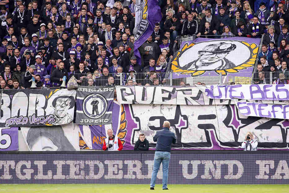 Präsident Helge Leonhardt bei seiner Rede an die Fans am letzten Heimspieltag. Er konnte ihnen mitteilen, dass der Verein gesund is