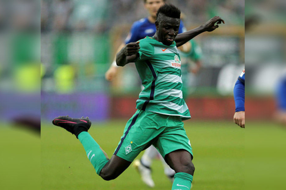 Ousman Manneh steht vorerst weiter bei Bundesligist Werder Bremen unter Vertrag.