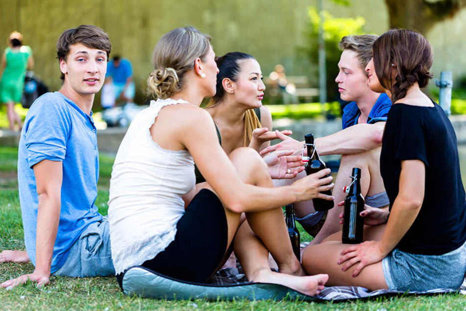 Im Sommer zieht es viele in Parks. Ein kühles Bierchen darf da oft nicht fehlen. Im Webereipark in Gütersloh gehört das aber bald der Vergangenheit an. (Symbolbild)