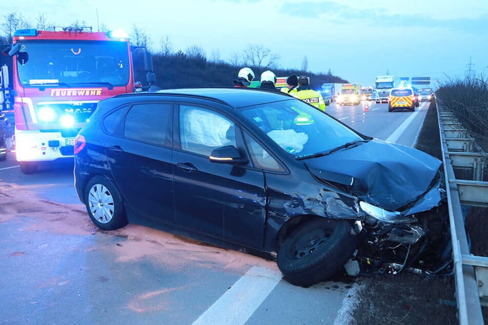 Der BMW knallte nach dem Unfall gegen eine Mittelleitplanke.