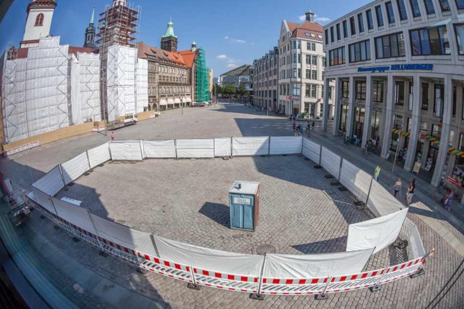 Abschnittsweise wird das Buckelpflaster auf dem Markt getauscht, nun ist die Fläche vor dem Siegertschen Haus dran.