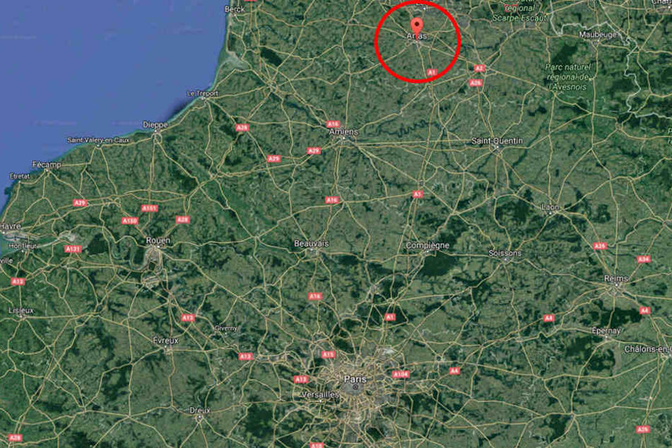 In Nordfrankreich starb eine Frau bei einem schweren Busunfall.