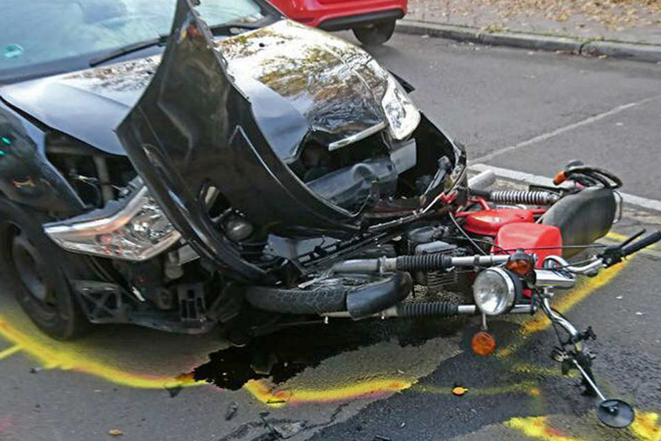 Das Moped geriet bei dem Unfall unter den Pkw.