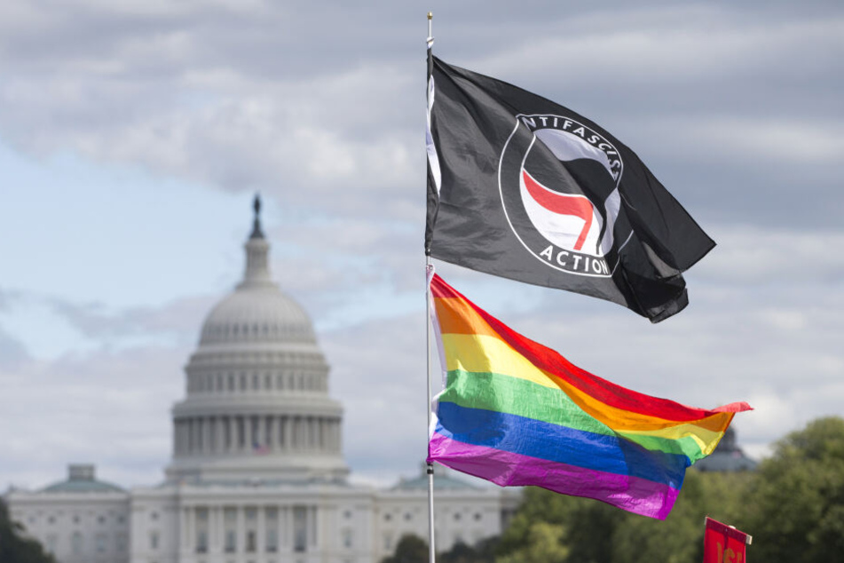Eine Fahne der Antifa und eine Regenbogenfahne wehen vor dem Kapitol während einer Demonstration für das Ende der Rassendiskriminierung. (Archivbild)