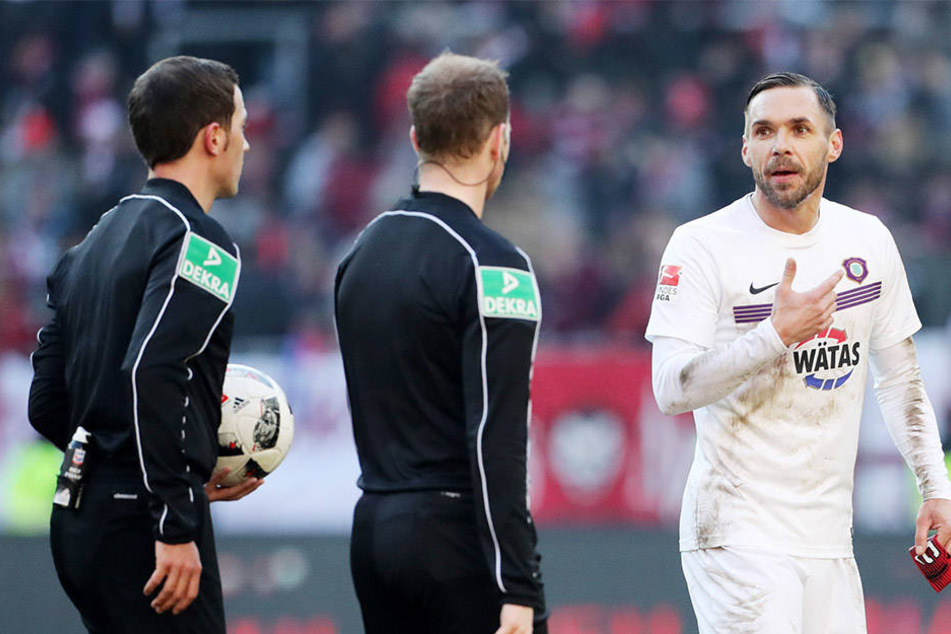 Christian Tiffert hatte mit dem Schiedsrichtergespann einiges zu bereden.