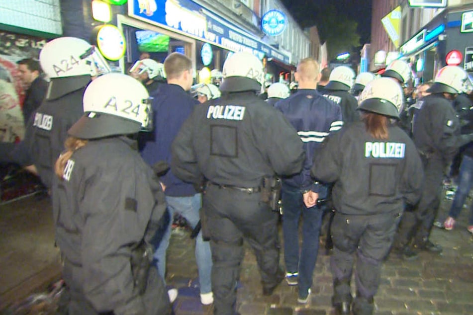 Die Polizei hat mehrere Menschen vor der HSV-Kneipe auf dem Kiez abgeführt.