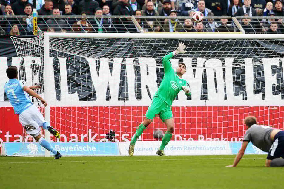 Stefan Lex (l.) trifft für den TSV 1860 München zur 1:0-Führung. FSV-Keeper Johannes Brinkies (M.) kann dem Ball nur hinterherschauen.