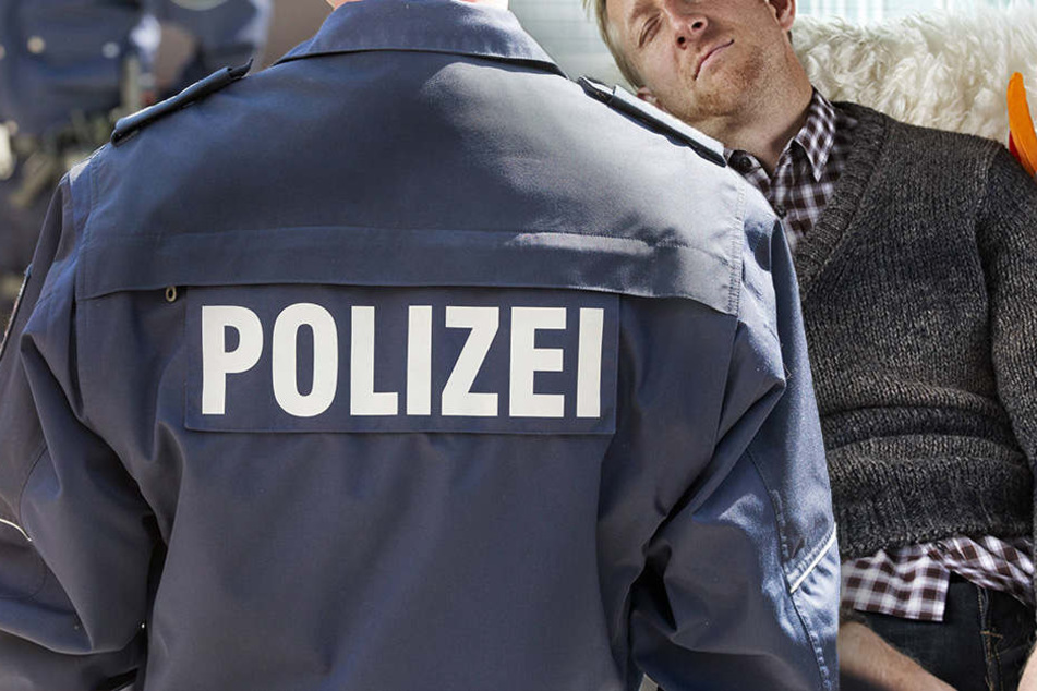 In Rosenheim schlief ein betrunkener 25-Jähriger in den Armen der Polizei ein. (Symbolbild)