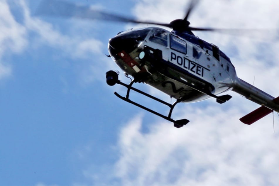 Mehrere Polizeistreifen und ein Polizeihubschrauber suchen nach dem Täter (Symbolbild).