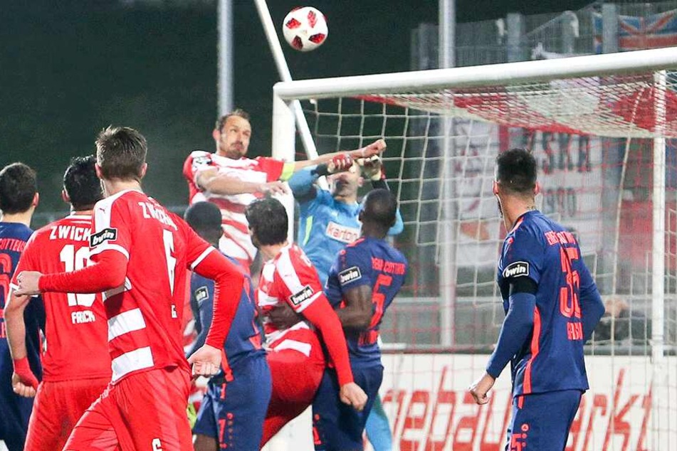 Toni Wachsmuth obenauf! Hier köpft er den Ball ins Cottbuser Tor, Keeper Kevin Rauhut kommt zu spät.