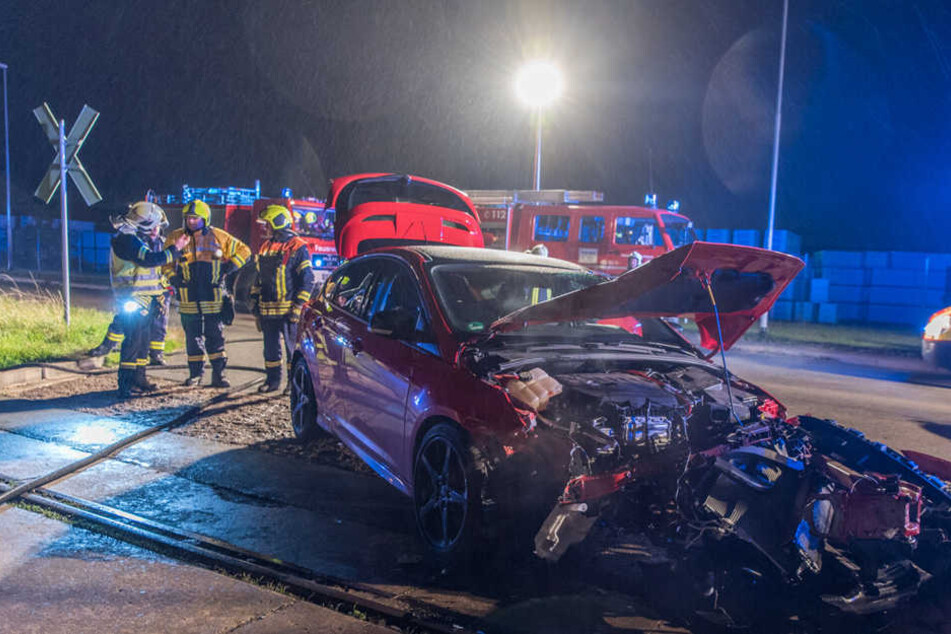 Der Ford ist komplett demoliert, er wurde vom Zug meterweit geschleudert.