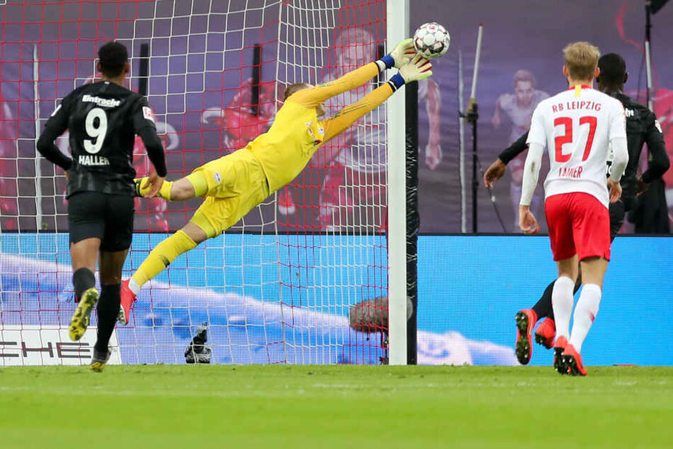 Das war knapp: Mit einer starken Flugparade wehrte RB-Keeper Péter Gulácsi den direkten Freistoß von Adlerträger Filip Kostic ab.