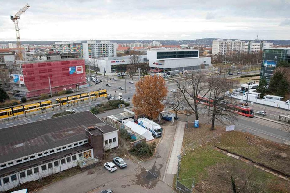 "Ackis Sportsbar“ hat schon viele Veränderungen überlebt. Bald verschwindet die Wiese neben der Kneipe unter Wohnblöcken.