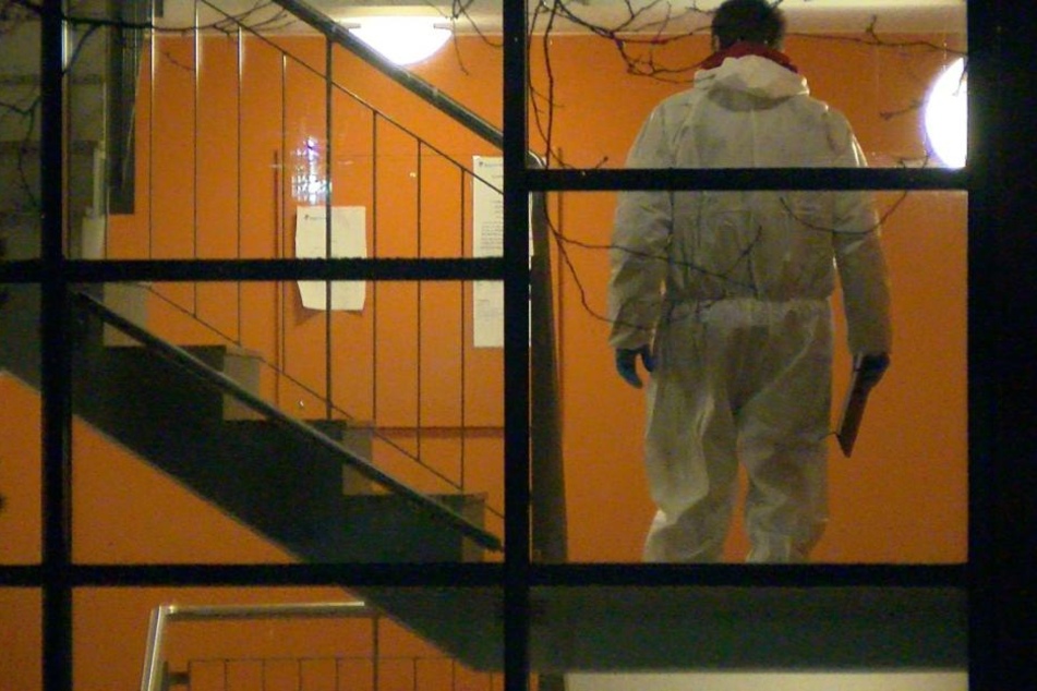 Die Spurensicherung betrat nach dem Angriff die Wohnung des Erschossenen.
