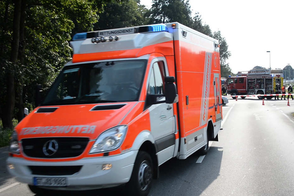 Ein Rettungswagen brachte die beiden Schwerverletzten ins Krankenhaus.