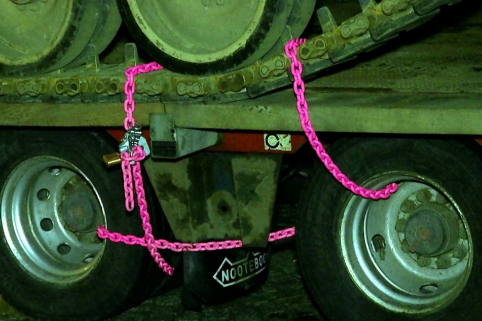 Panzer samt Auflieger wurde am Ratsplatz Rödertal in rosa Kette gelegt.