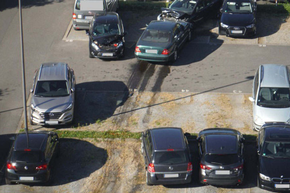 Dieses Ausparken ging schief. Eine Frau fuhr gegen 15 verschiedene Autos.
