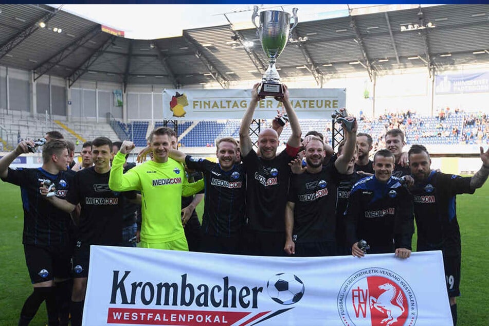 Die Spieler des SC Paderborn freuen sich über den Sieg beim Westfalenpokal.
