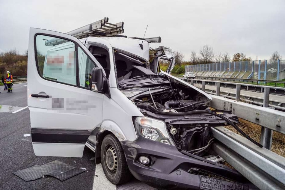 Der Sprinter krachte im Verlauf des Unfalls gegen die Leitplanken auf beiden Straßenseiten.