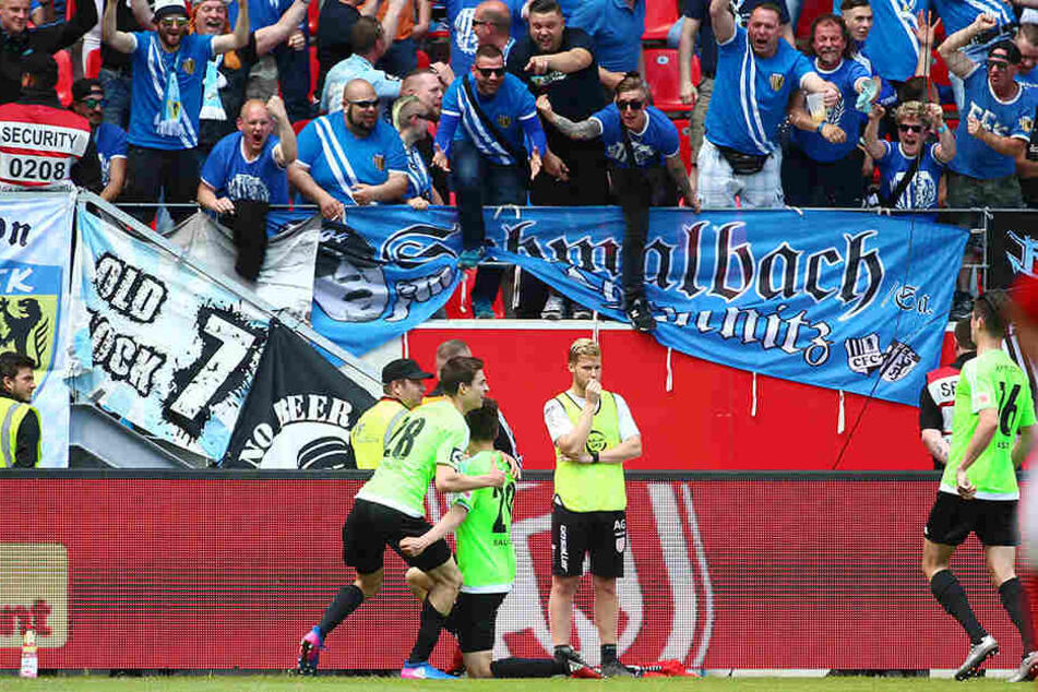 Chemnitzer Fans und Spieler bejubeln den zwischenzeitlichen Ausgleich.