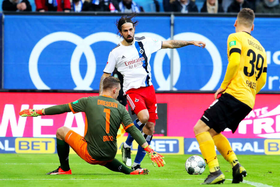 Dynamo-Schlussmann Kevin Broll (l.) bot erneut eine starke Partie. Hier klärt er gegen Martin Harnik (M.), Kevin Ehlers beobachtet die Aktion.