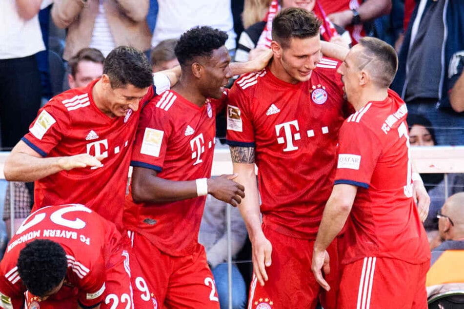 Späte Erlösung für den in Hälfte zwei drückend überlegenen FC Bayern: Niklas Süle (Zweiter von rechts) wird von seinen Kollegen nach seinem Treffer zum 1:0 beglückwünscht.