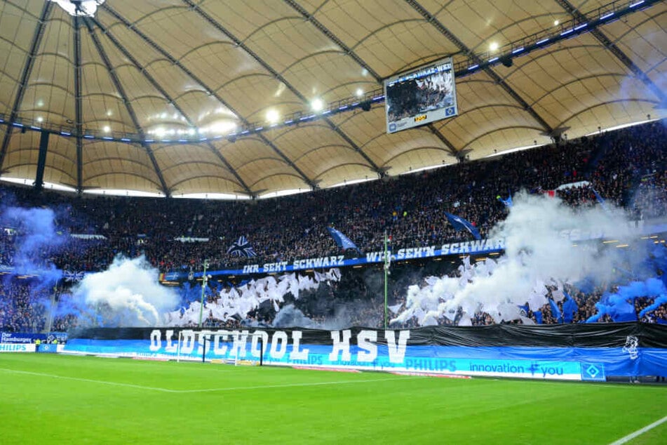Vor dem Spiel zündeten zehn Fans unter Aufsicht Pyrotechnik.