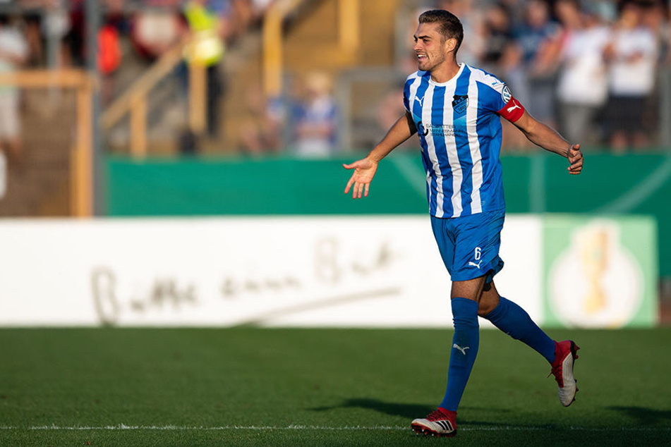 Erndtebrücks Kapitän Niklas Hunold bejubelt seinen zwischenzeitlichen 2:2-Ausgleichstreffer.