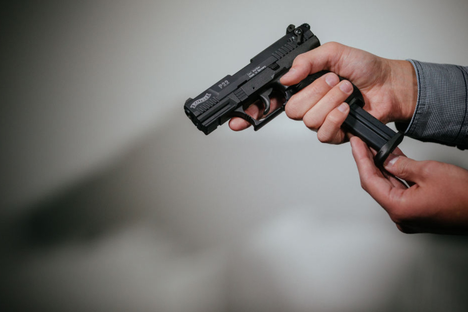 Die Männer versuchten die Waffe unter einer Sitzbank im Auto zu verstecken. (Symbolbild)