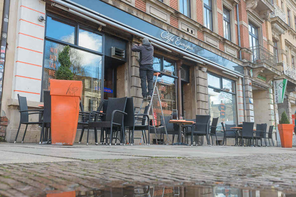 Vor dem Café Europa in der Dresdner Neustadt bepöbelte der 35-Jährige die Frühstücksgäste.