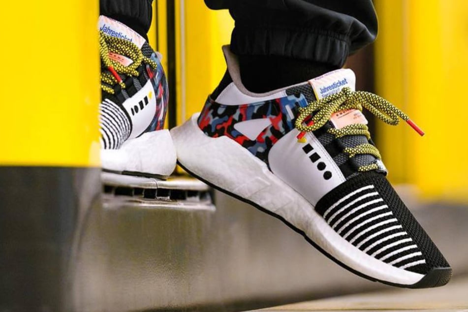 Die wesentlichen Akzente der Berliner Verkehrsbetriebe flossen in dieses Schuhdesign.