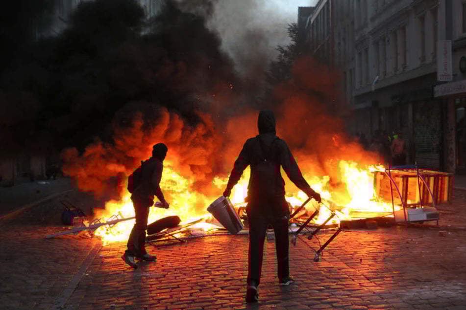 Bilder, die derzeit in Wurzen in aller Munde sind. Chaoten feuern eine Barrikade im Hamburger Schanzenviertel während der G-20-Proteste an.