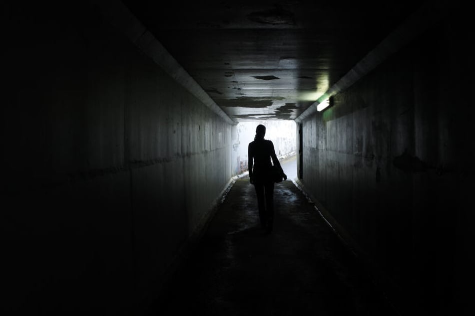 Das 17-jährige Mädchen wurde an einer Bahnhofsunterführung angegriffen. (Symbolbild)