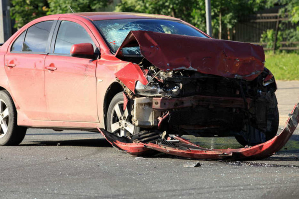 Schwer verletzt hat sich eine Mercedesfahrerin, als sie am Donnerstag nahe Darmsheim (Kreis Böblingen) frontal mit einem Sattelzug zusammenstieß. (Symbolfoto)