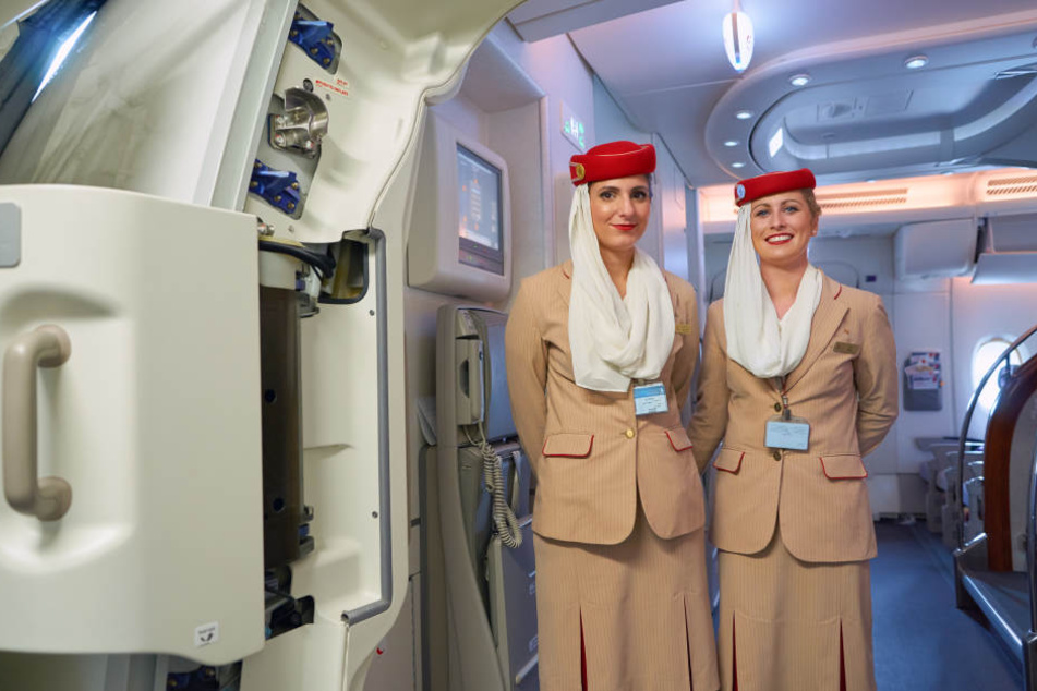 Emirates-Flugbegleiter haben jetzt Tipps für Langstrecken-Flüge gegeben. (Symbolbild)