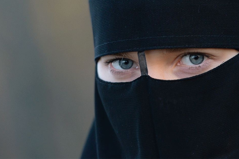 So sieht ein Nikab auch "Niqab" geschrieben aus.