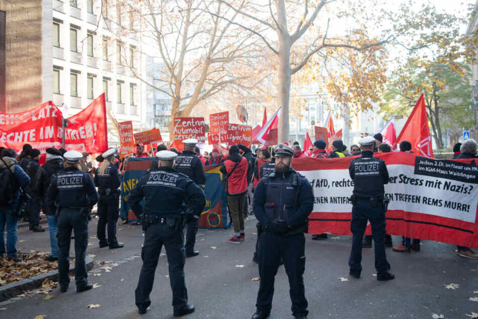 Demonstranten stehen vor der Verhandlung zum Fall eines Daimler-Mitarbeiters.