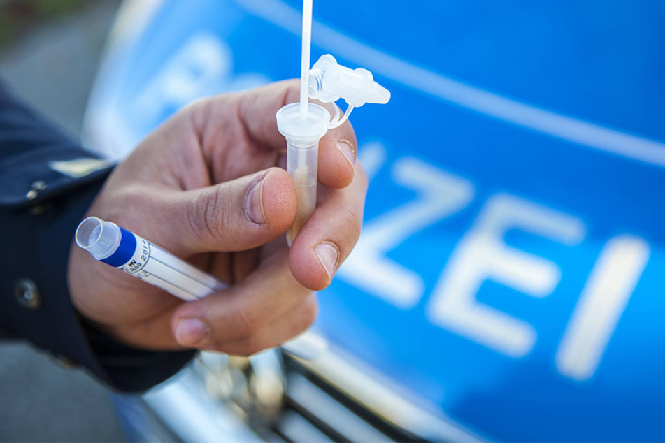 Dem 21-Jährigen wurde eine Probe entnommen. Die Beamten zogen ihn aus dem Verkehr (Symbolbild).