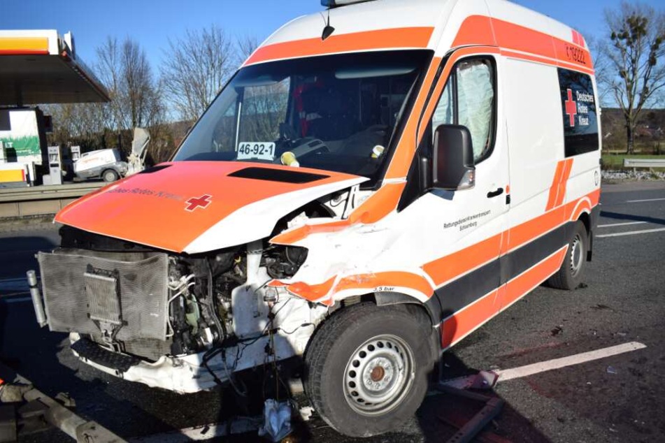 Der Rettungswagen musste nach dem Crash abgeschleppt werden.