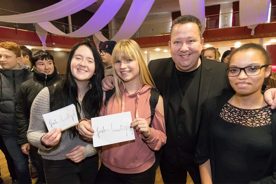 Die Schülerinnen Luisa (16), Anna (16) und Lourdes (17) fanden Sebastian Krumbiegel (51) klasse. Zum Schluss gab`s Autogramme.