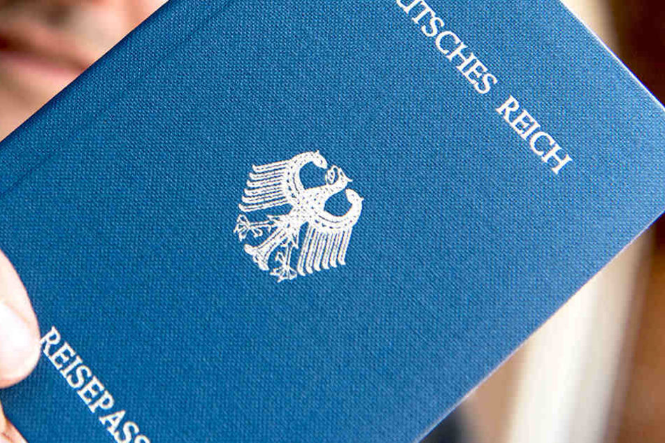 Reichsbürger erkennen die BRD nicht an, basteln sich ihre eigenen Reisepässe.