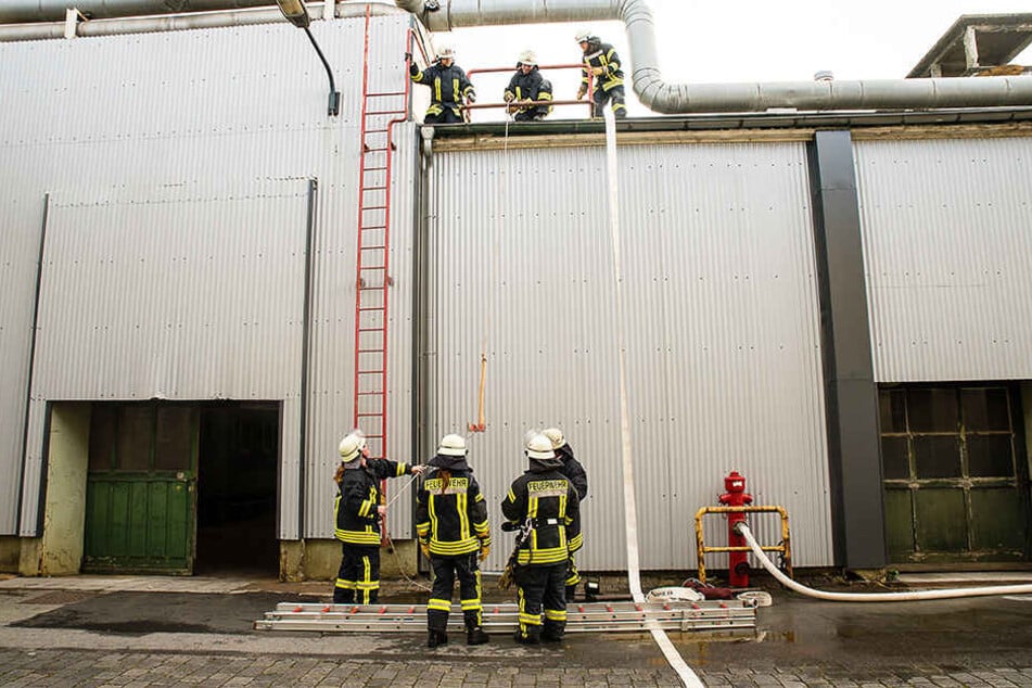 Die Feuerwehr muss das Flachdach der Halle öffnen.