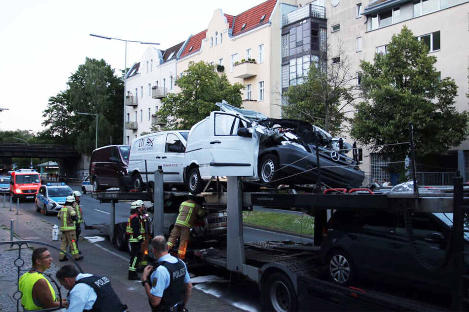 Der weiße Mercedes-Transporter wurde durch die Kollision mit der Brücke auf der oberen Ladefläche komplett nach hinten geschoben.